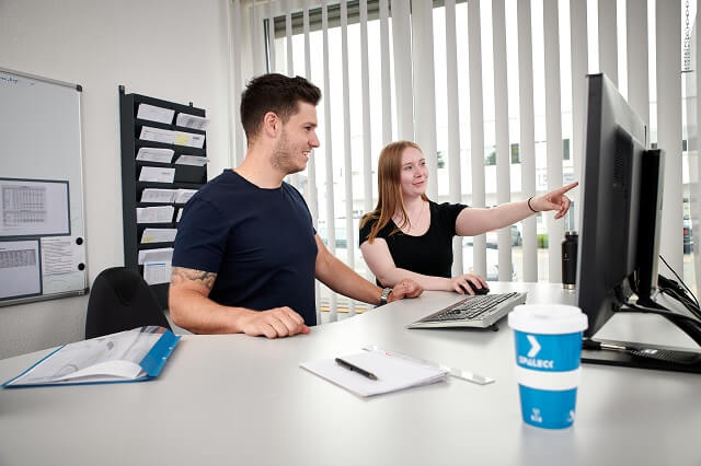 Industriekauffrau mit Ausbilder am Computer