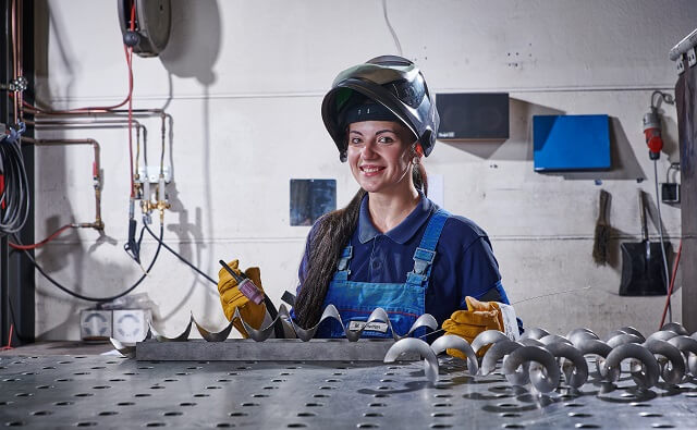 Konstruktionsmechanikerin schweißt