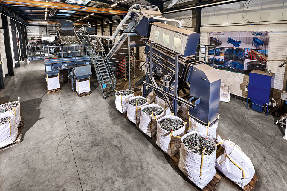 SPALECK Testcenter für Metallrecycling - hier mit Siebversuch im Aluminiumrecycling