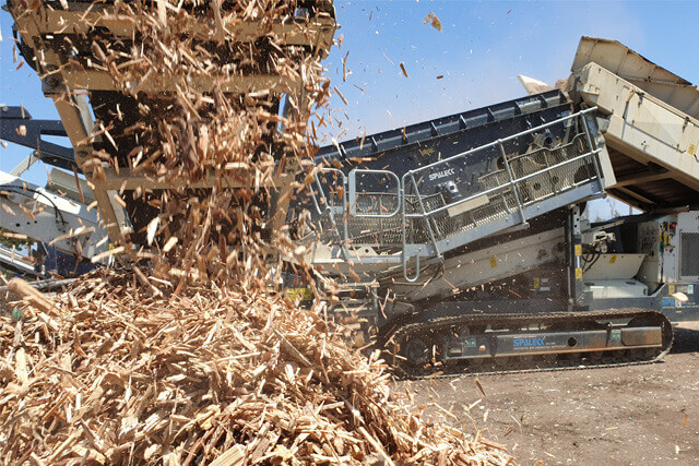 Mobile Siebmaschine, die Altholz aufbereitet