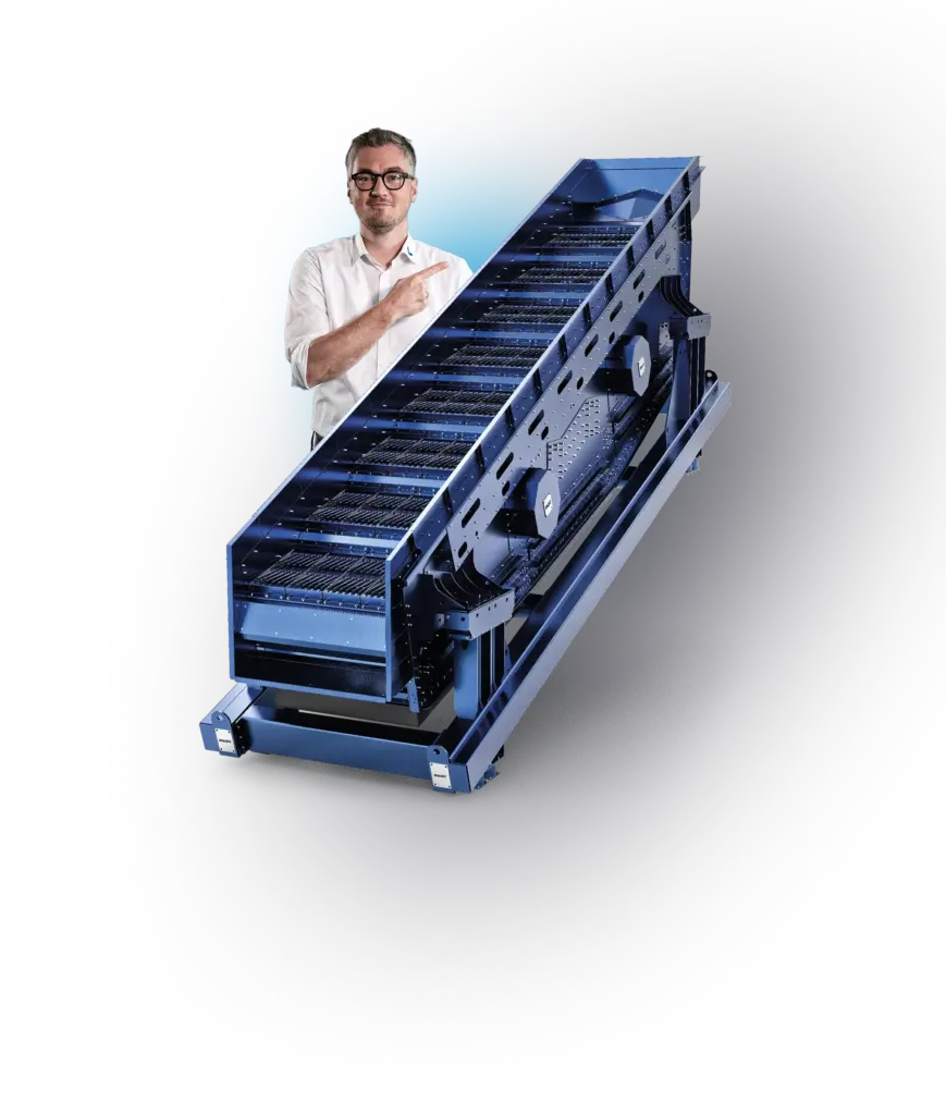 Man naast een blauwe 3D COMBI-zeefmachine van Spaleck.