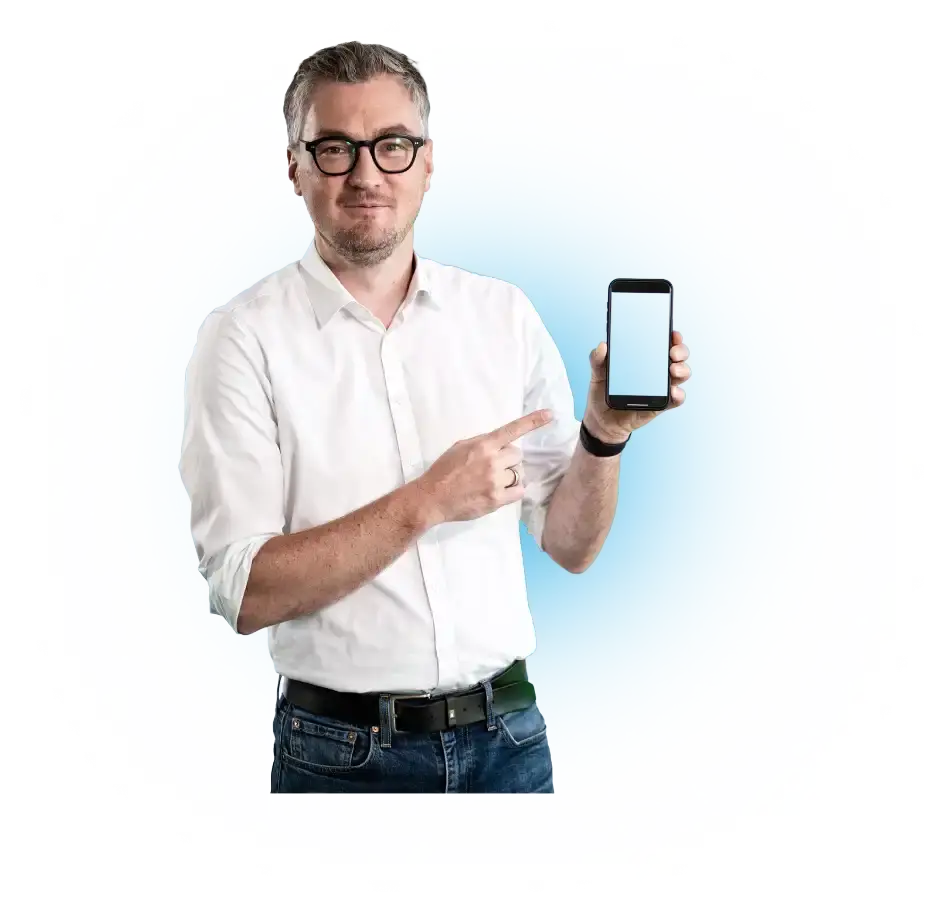 Een man in een wit overhemd wijst naar een smartphone met een leeg scherm.