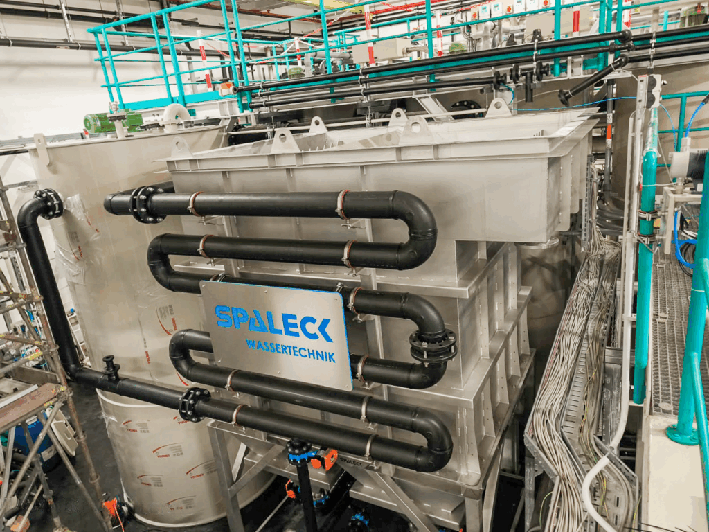 SPALECK Wassertechnik installeert totaaloplossing voor afvalwaterzuivering | Waterzuivering bij de chipproductie met SPALECK | Lamellenzuiveringsinstallatie voor afvalwaterzuivering bij de chipproductie | SPALECK
