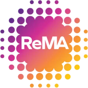 Een kleurrijk, cirkelvormig logo met het opschrift 'ReMA'.
