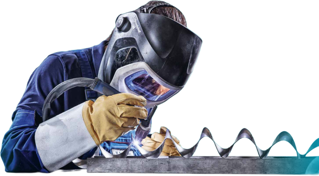 Een lasser met een veiligheidsmasker bewerkt een metalen spiraal, MODUL69C RZ.