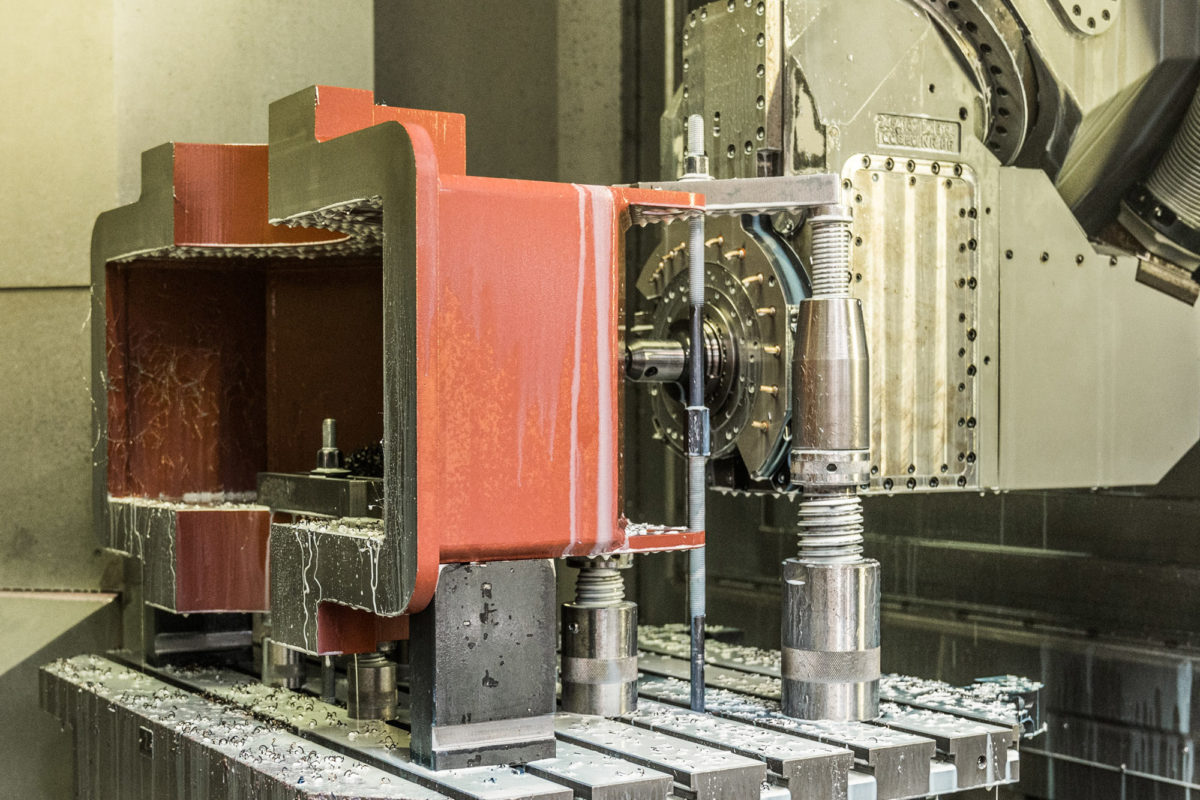 Een metalen blok in een CNC-freesmachine tijdens de bewerking.