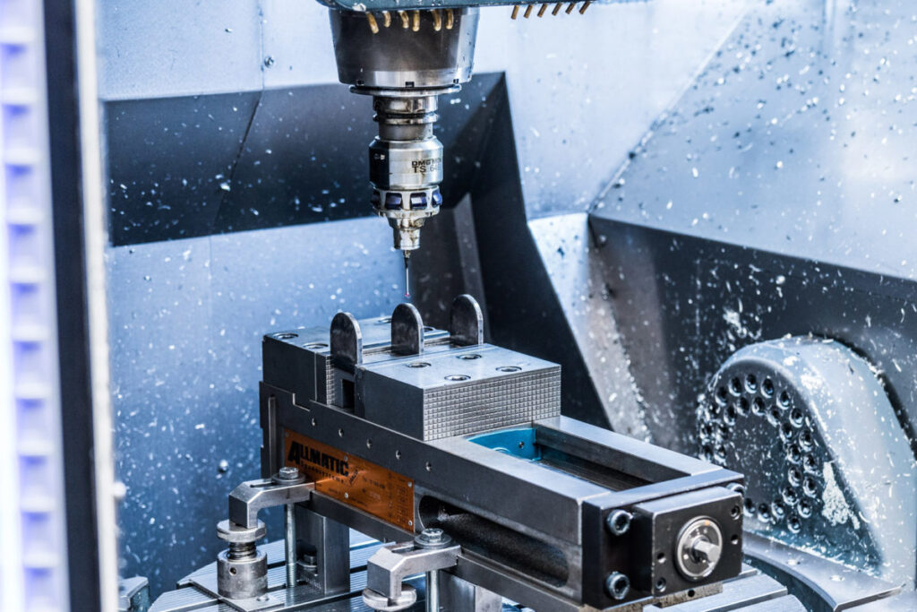 CNC-BEWERKING: Een freesmachine bewerkt een metalen blok in de werkplaats.