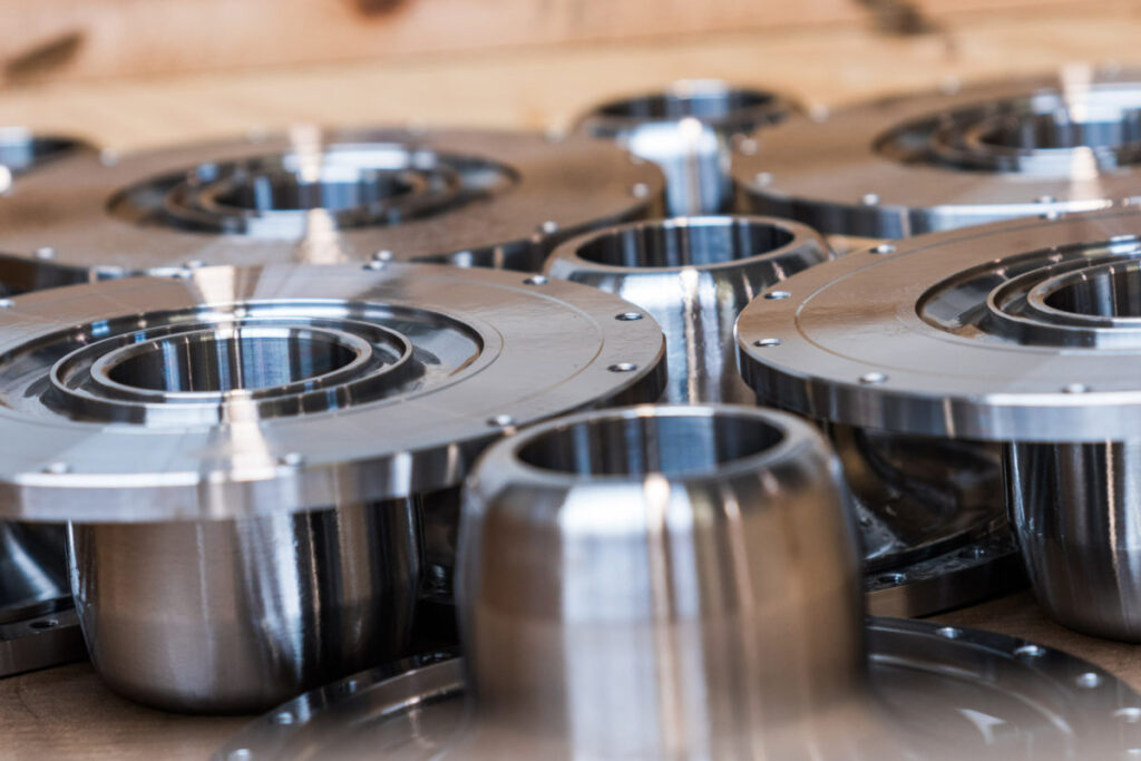 Nauwkeurig vervaardigde metalen onderdelen, vervaardigd door middel van CNC-verspaning op een werkbank.