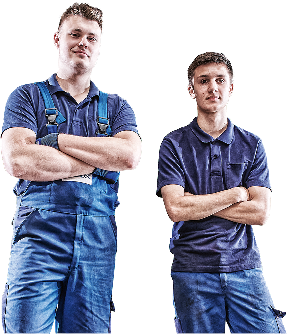 Twee mannen in werkkleding met de armen over elkaar.