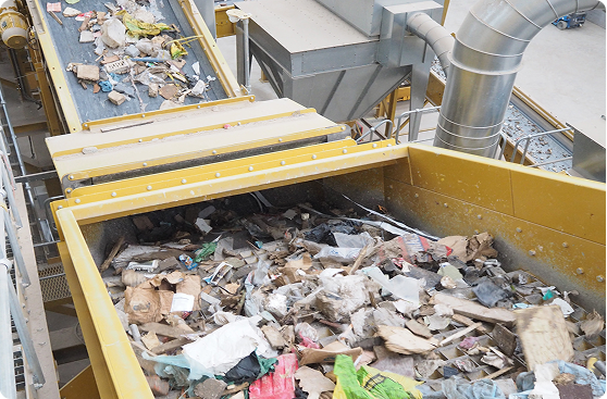 Recyclinginstallatie met transportband vol gemengd afval, voorbeeldtitel deel één