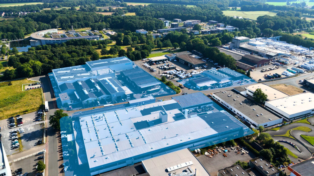 Luchtfoto van het bedrijfsterrein van Spaleck GmbH & Co. KG in een groene omgeving.