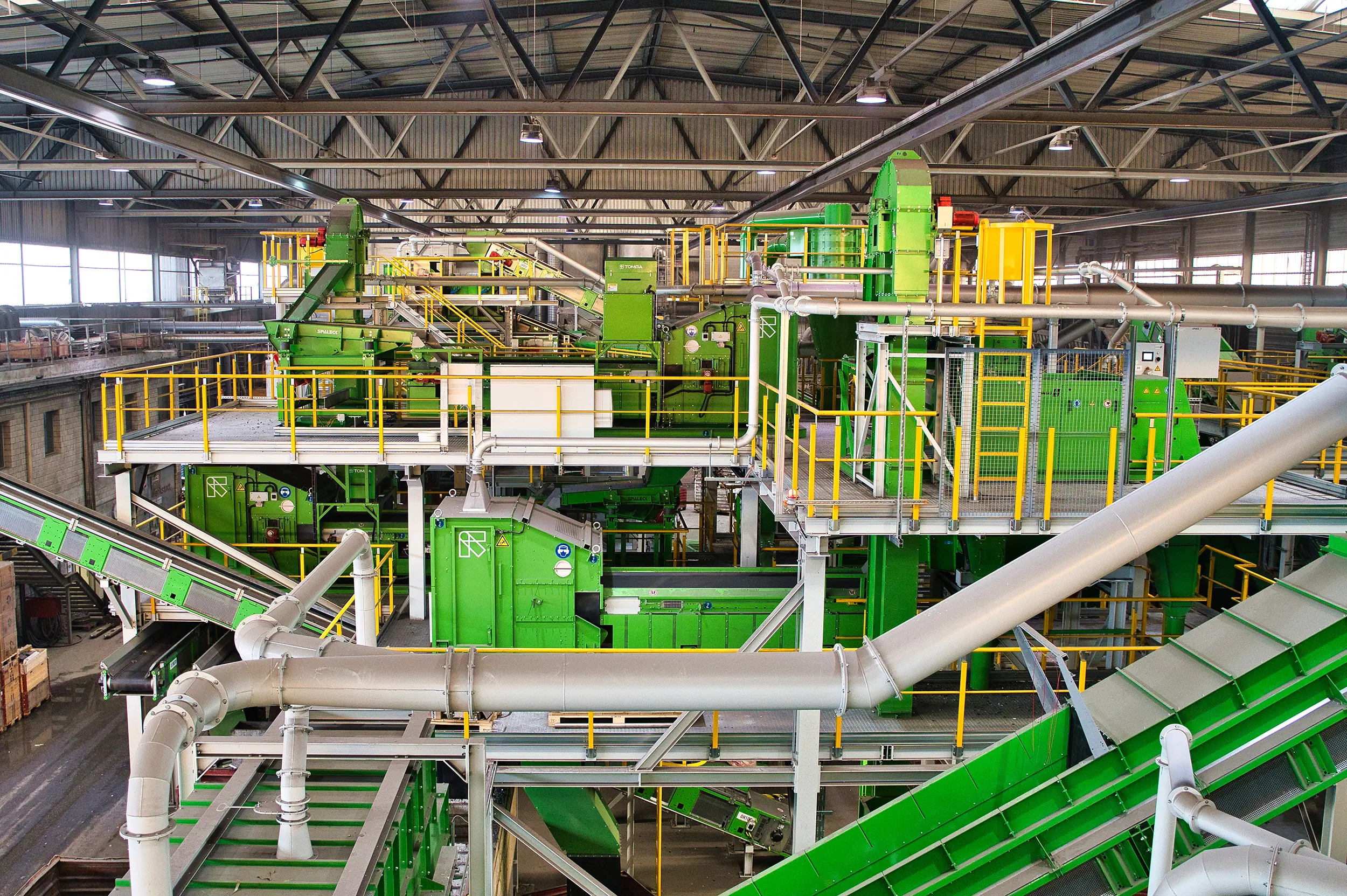 Een ultramoderne recyclinginstallatie voor elektronisch afval met SPALECK-zeefmachines en transportgoten, evenals TOMRA-sorteertechnologie voor WEEE
