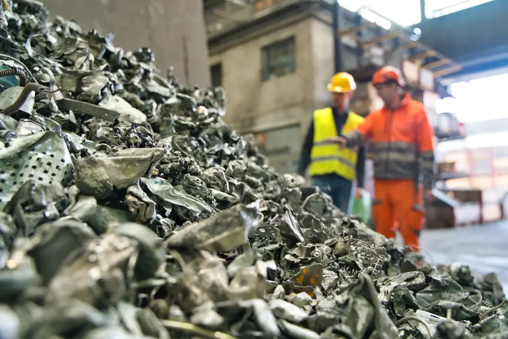 Gerecycled elektronisch afval wordt op materiaal gesorteerd – hier: zuiver aluminium