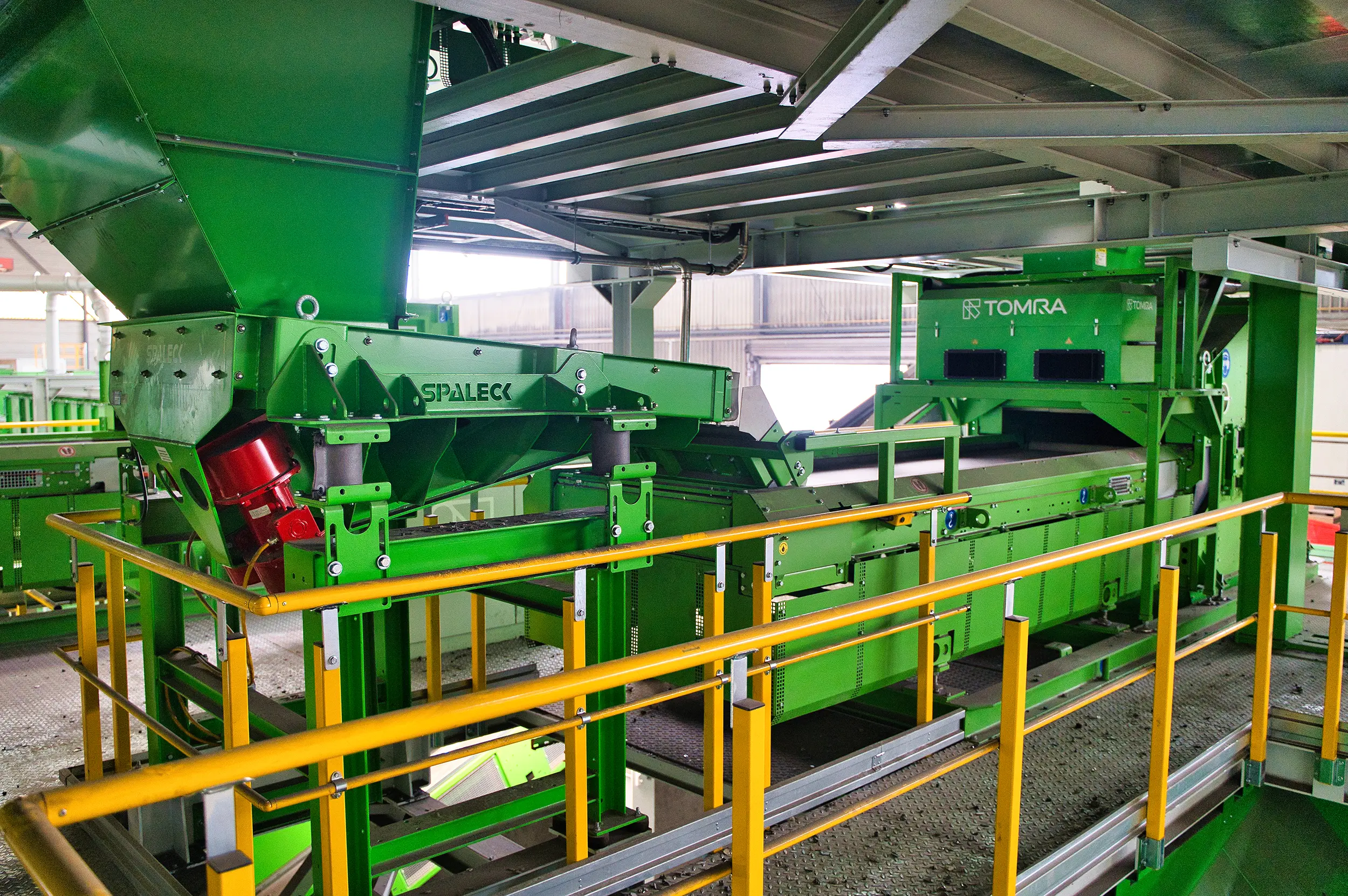 Een SPALECK-transportgoot voedt een TOMRA-sorteermachine in de recycling van elektronisch afval