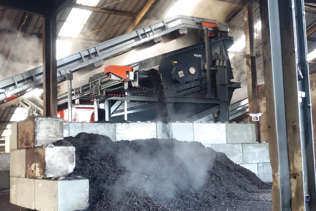 SPALECK-zeefmachine bij de compostproductie – hier biedt deze het voordeel van zeer nauwkeurige zeefafmetingen en een aanzienlijk lagere reinigingsinspanning