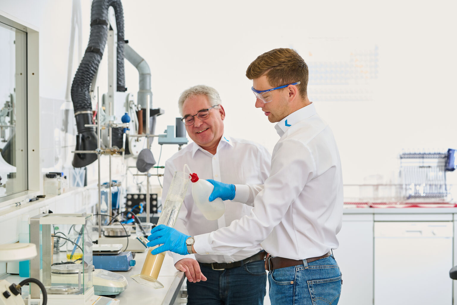 Twee mannen in een laboratorium die aan een waterzuiveringsproject werken.