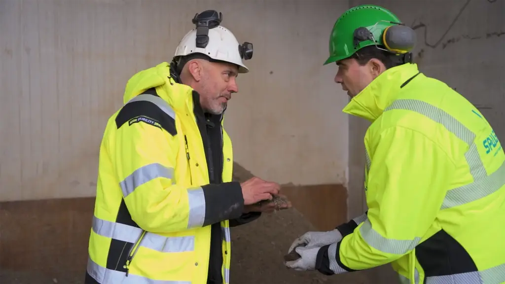 Twee recyclingdeskundigen beoordelen het fijnzeven met de SPALECK-zeeftechniek met gespannen as