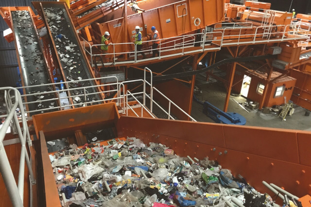 Recyclinginstallatie met transportband en.