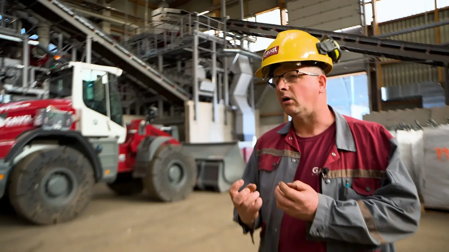 De productieleider beschrijft de problemen met twee zeefmachines van een andere fabrikant in de nieuwe metaalrecyclinginstallatie van GAUGL – door de slechte zeefkwaliteit ervan ontstonden er veel materiaalverspreiding en verstoppingen