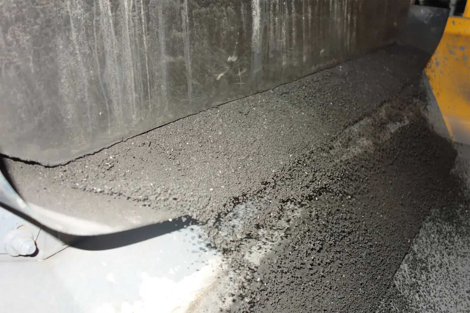 Detailfoto van de SPALECK ActiveCLEAN triltransportriem – u kunt heel goed zien dat deze dankzij het zelfreinigingsprincipe volledig vrij van aanbakking blijft