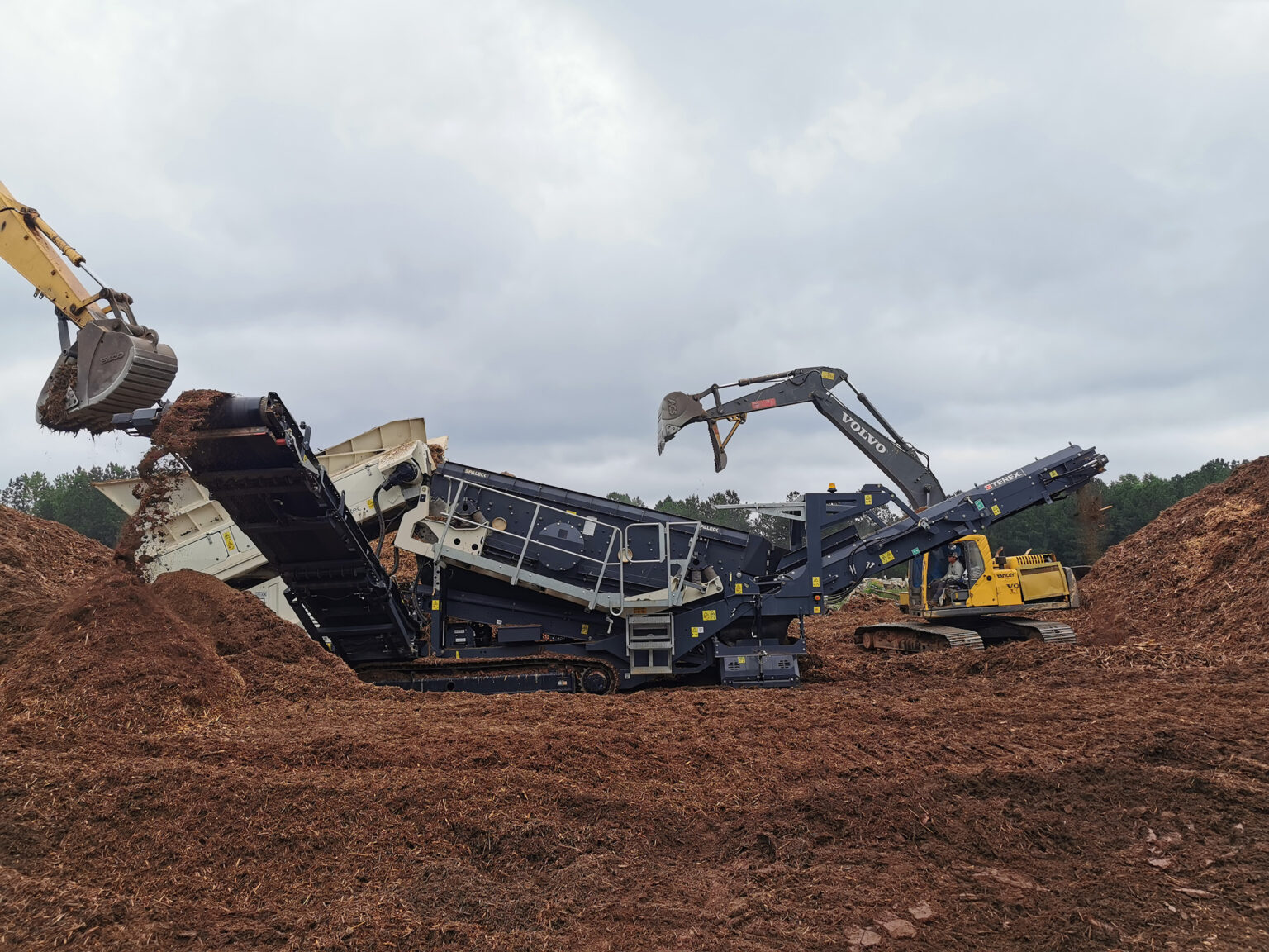 Mobiele zeefinstallaties die worden ingezet voor de materiaalverwerking op een bouwplaats.