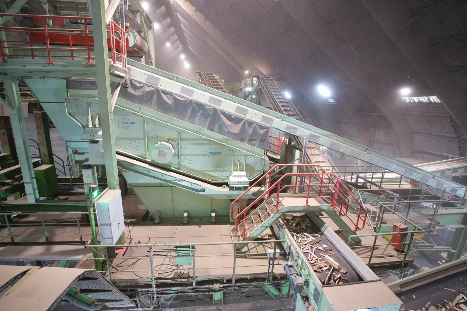 SPALECK-trilzeefmachine in een recyclinginstallatie voor oud hout. De zeefmachine sorteert het materiaal nauwkeurig op grootte, zodat alleen geschikt materiaal voor thermische verwerking terechtkomt.