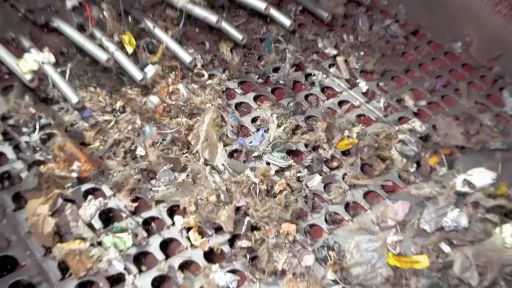 Uitzicht op het zeefdek van een SPALECK-zeefmachine voor metaalrecycling. De zeefmachine zeeft driedimensionaal en voorkomt zo dat ongewenste lange stukken in de doelfractie terechtkomen.