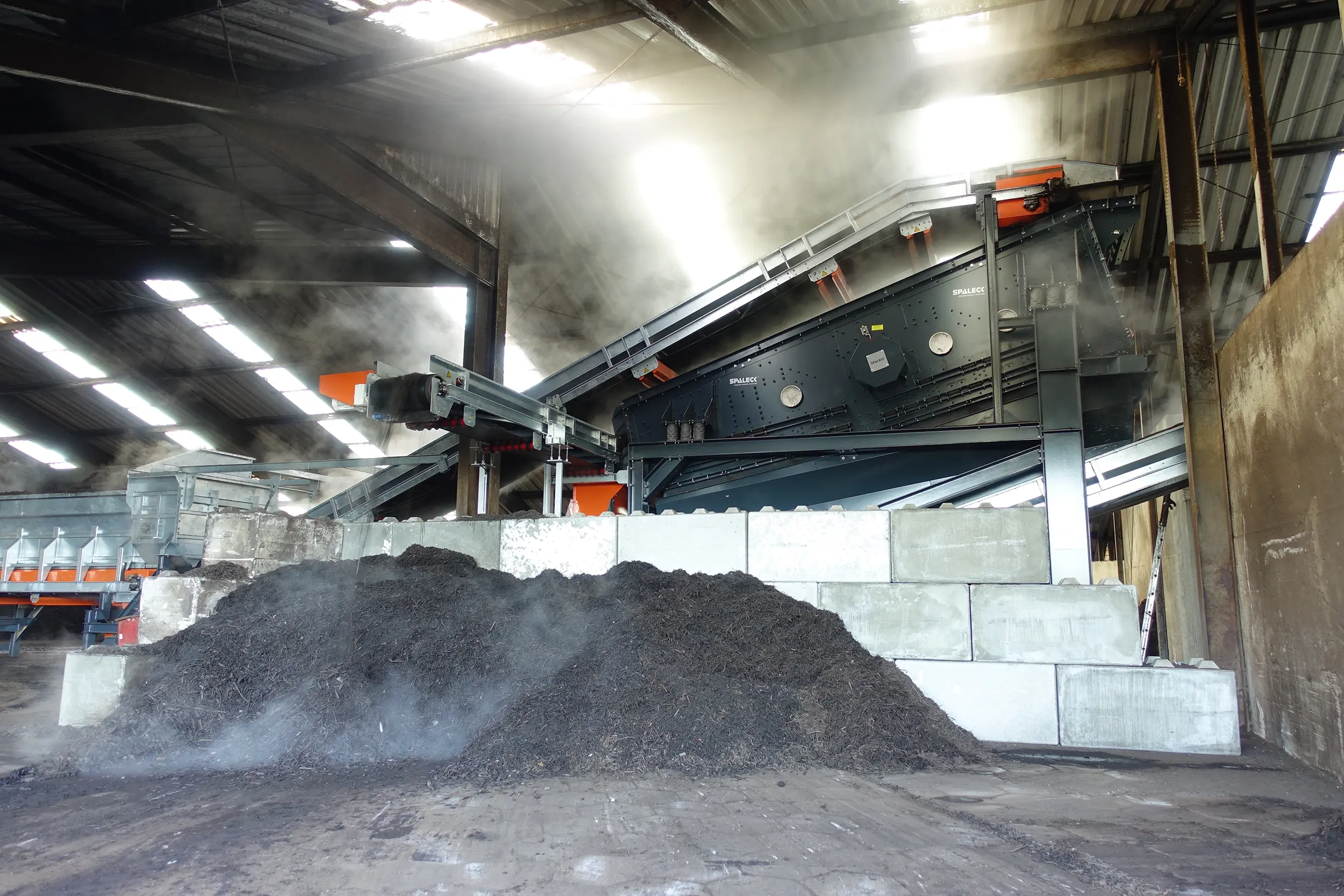 SPALECK-zeefmachine bij een van de toonaangevende producenten van compost en potgrond. De zeefmachine is uitgerust met speciale zeefdekken voor de productie van premiumcompost.