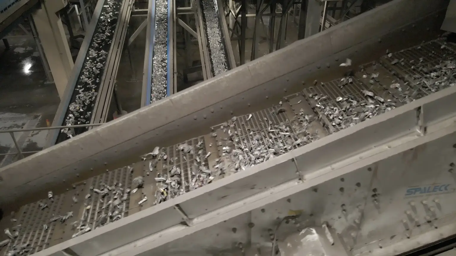 Industriële installatie met een zeef voor het sorteren van recyclebare materialen.