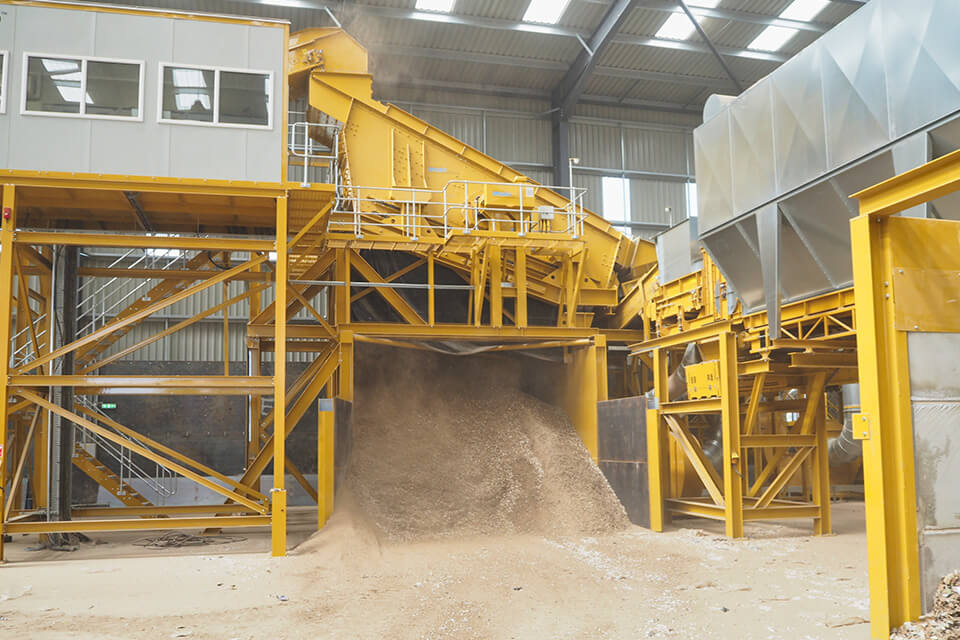 Technologie voor zeefmachines met spanassen in de recycling van bouwafval – hier te zien in een 3D COMBI-zeefmachine van SPALECK