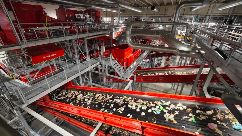 Moderne recyclinginstallatie met transportbanden en afvalsortering.