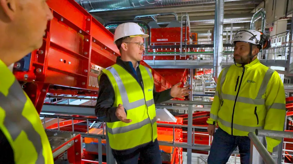 Markus Doebbelt, expert op het gebied van zeefmachines bij SPALECK, bespreekt technische details over de zeefmachine met de klant Tekniska verken in diens MSW-recyclinginstallatie