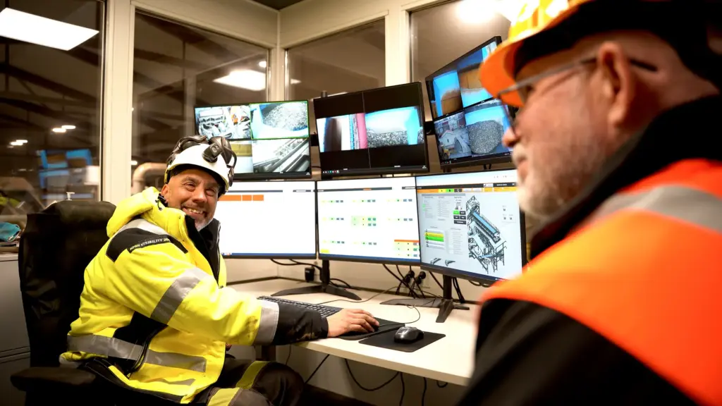 Zwei Metallrecycling-Experten in der Steuerungszentrale einer der TOP3 Nichteisen-Metallrecyclinganlagen Europas.