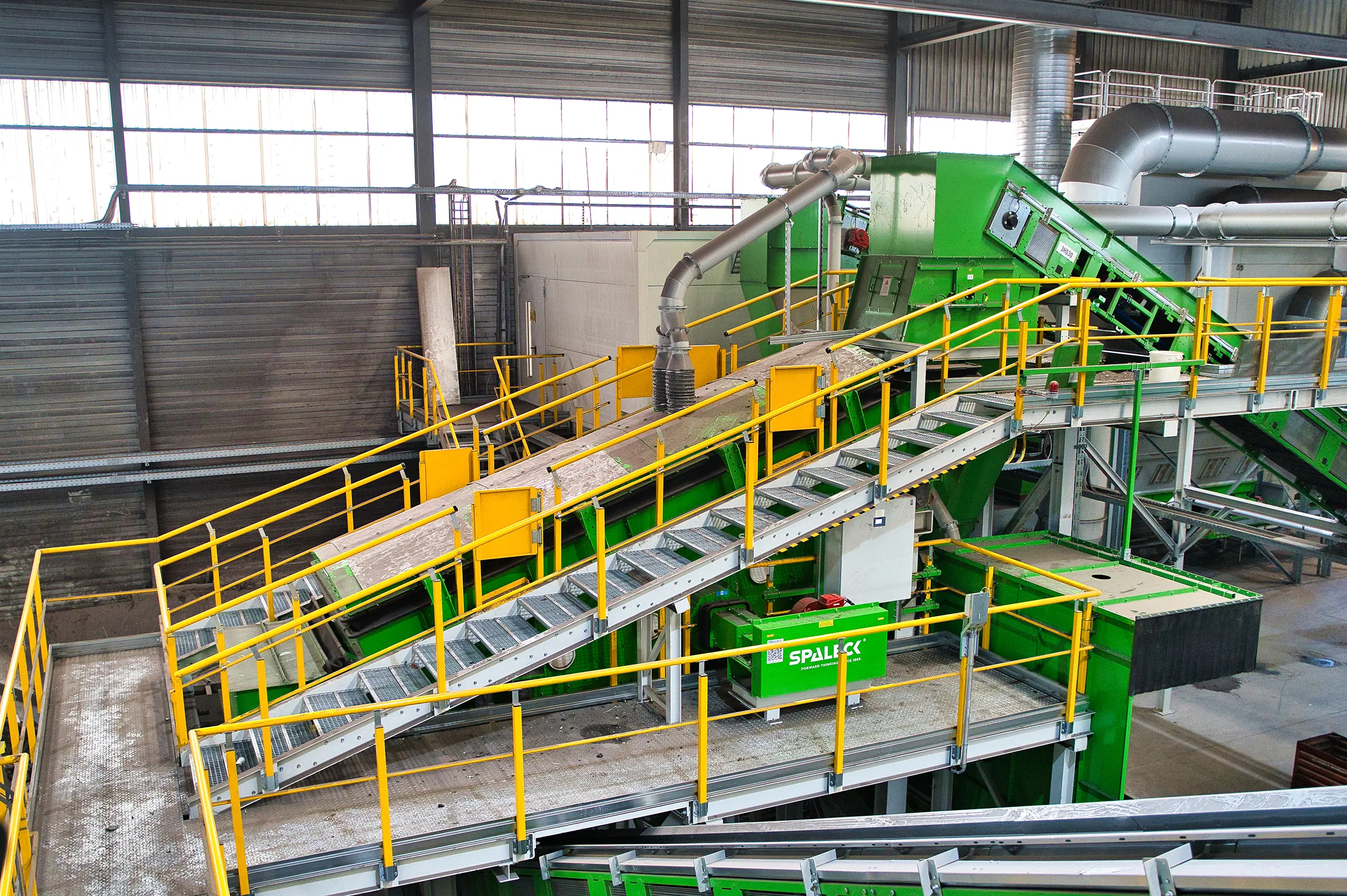 Grote SPALECK 3D COMBI-zeefmachine in een van de modernste verwerkingsinstallaties voor elektrisch afval in Europa