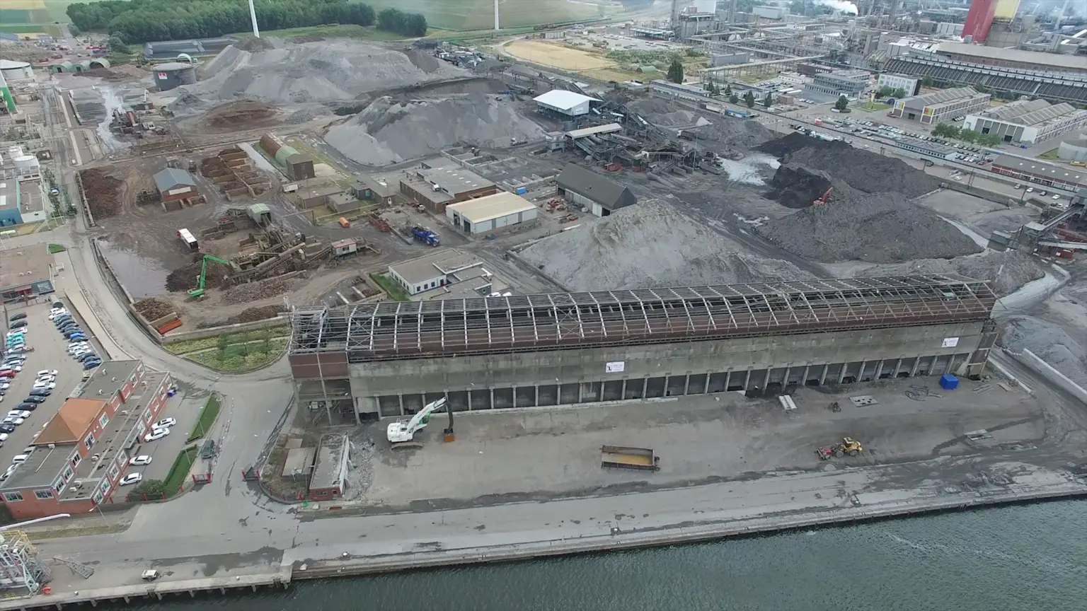 Industrieel landschap met gebouwen en recyclinginstallaties.