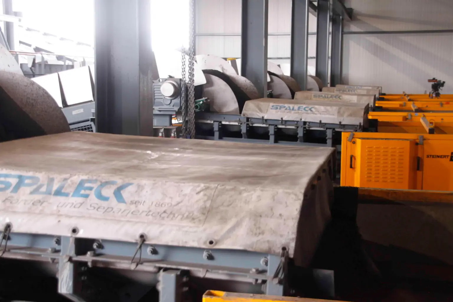 SPALECK ActiveCLEAN-triltransportritten worden ingezet bij de verwerking van slakken; hier zorgen ze voor een aanbakvrije toevoer naar de sorteerinstallaties