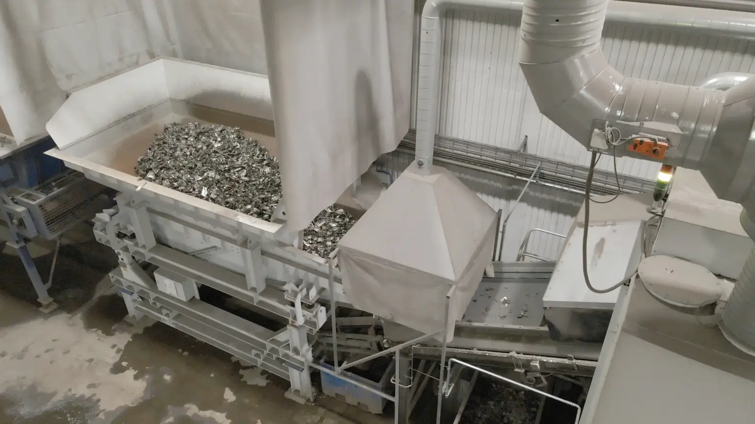 SPALECK ActiveFEED optimaliseert de materiaaltoevoer in een metaalrecyclinginstallatie door een constante materiaaltoevoer naar drie XRF-sorteermachines