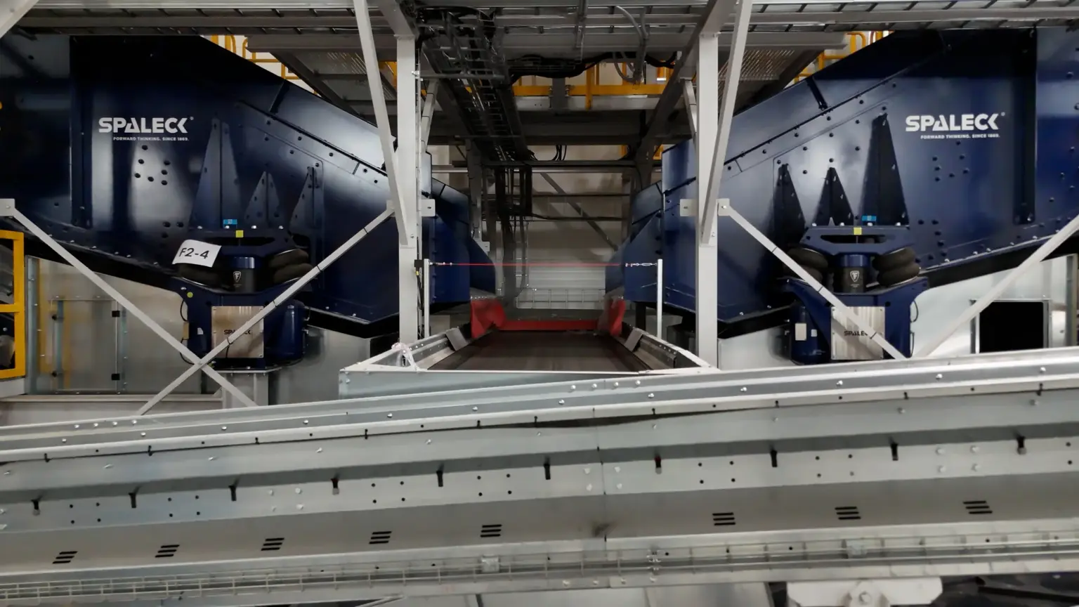 Twee SPALECK-trilzeefmachines in een recyclinginstallatie voor LDPE-materiaal. De twee zeefmachines sorteren het materiaal op grootte voor de daaropvolgende NIR-sorteertechniek.