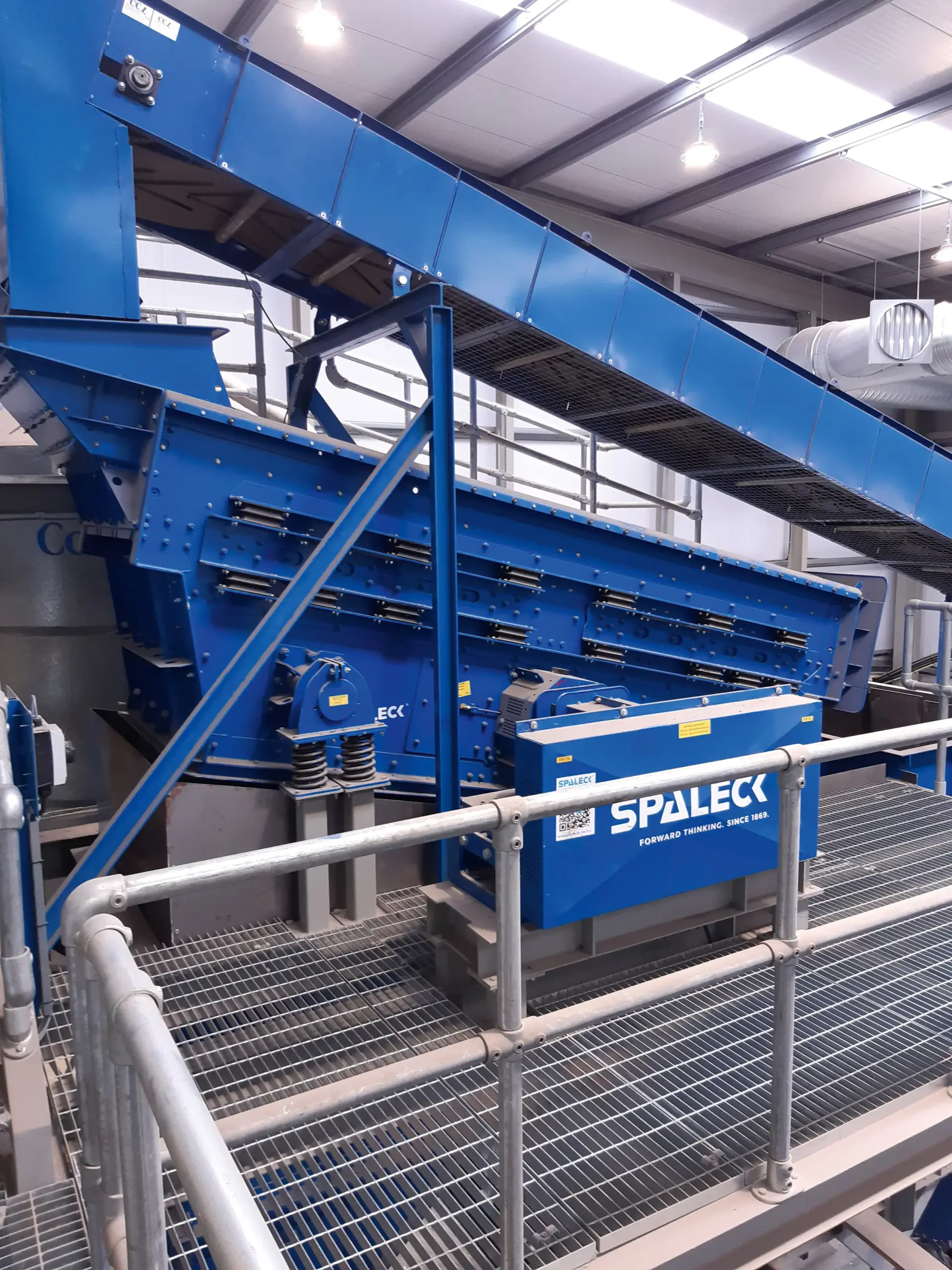 Zeefmachine met spanassen in een recyclinginstallatie voor kunststofafval