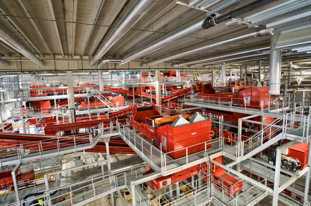 Een ultramoderne installatie voor de verwerking van huishoudelijk afval met een jaarlijkse capaciteit van 200.000 ton. In totaal zorgen vier SPALECK-zeefmachines hier voor de sortering van het materiaal op grootte.