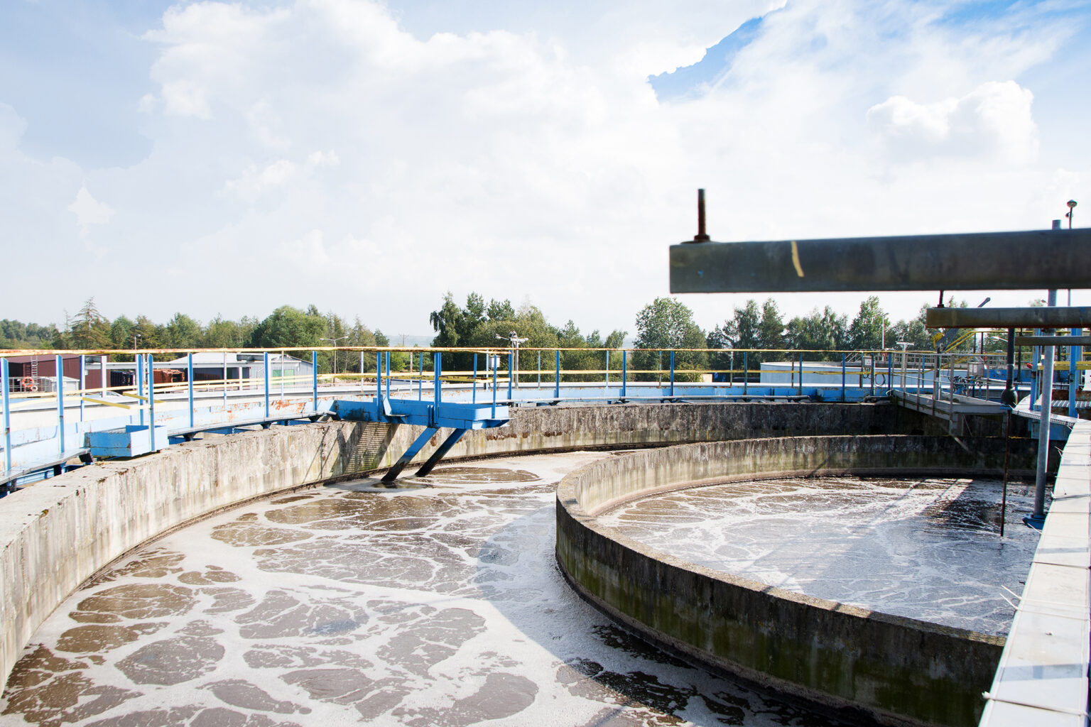 Groot rond bassin voor aërobe waterzuivering