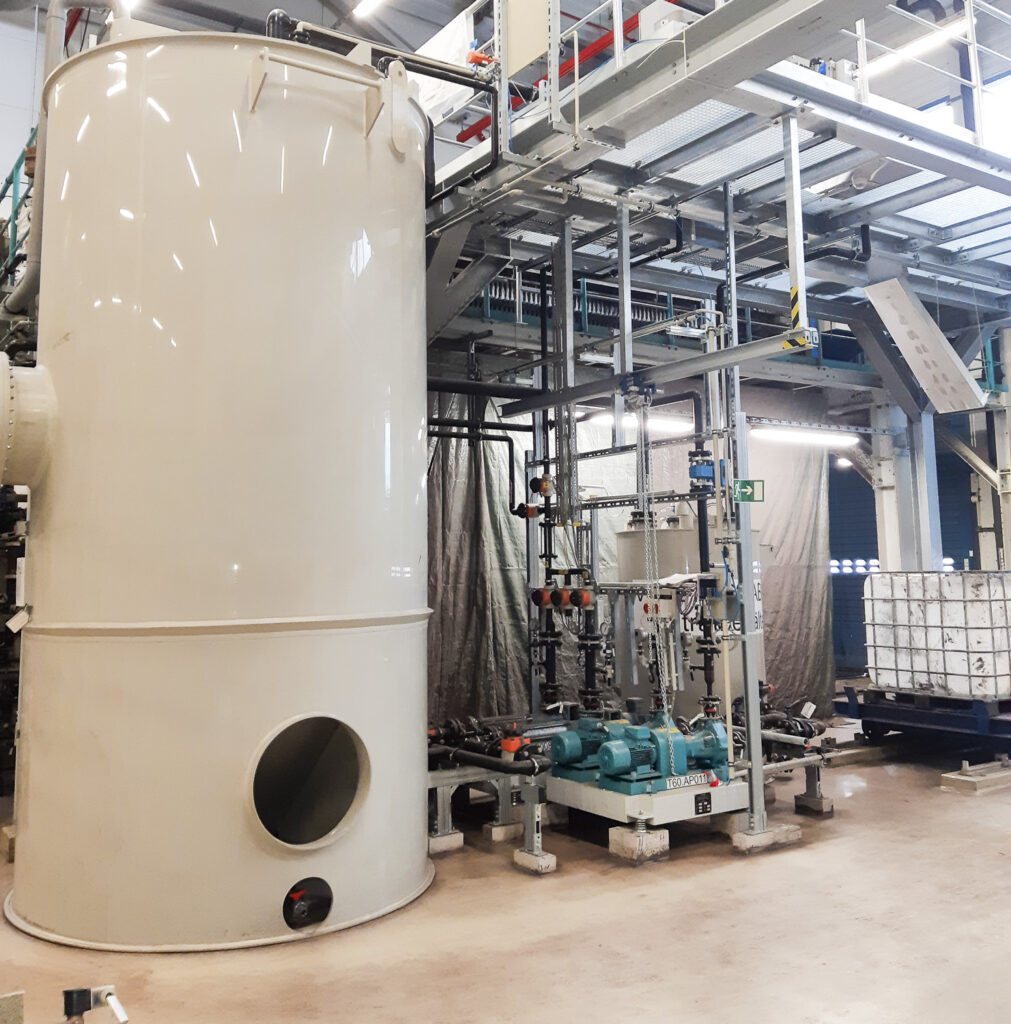 Ontwerp voor een tank die bestemd is voor de neerslag en flocculatie bij de waterzuivering. Daarnaast staan er pompen en een leidingsysteem.