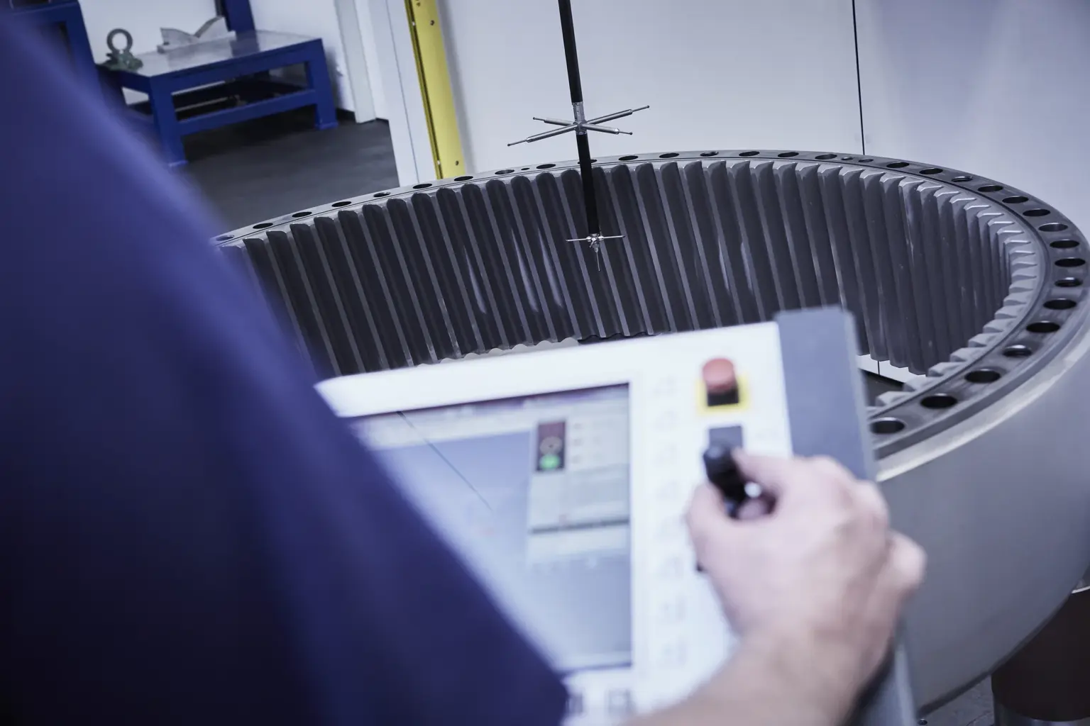 Een blik over de schouder van een 3D-meetexpert van SPALECK tijdens de 3D-meting van een groot tandwiel