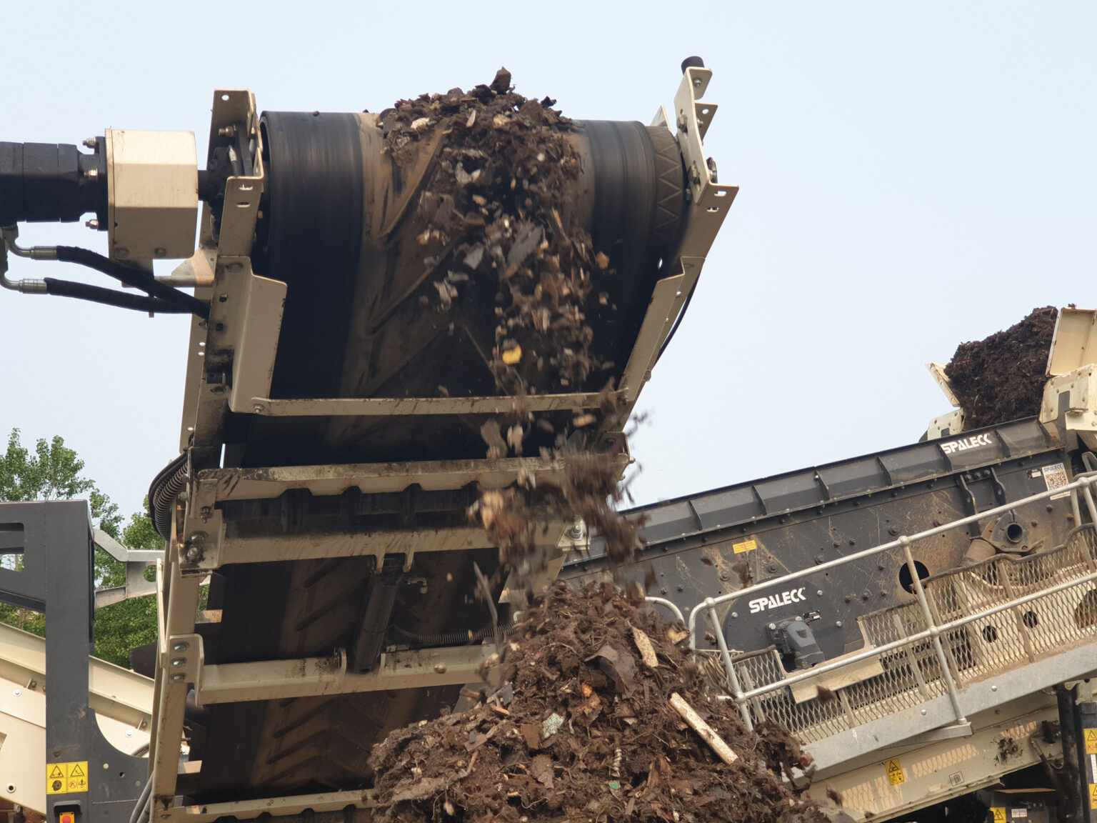 Het zeven van metaal met de mobiele zeefmachine 550T van Spaleck