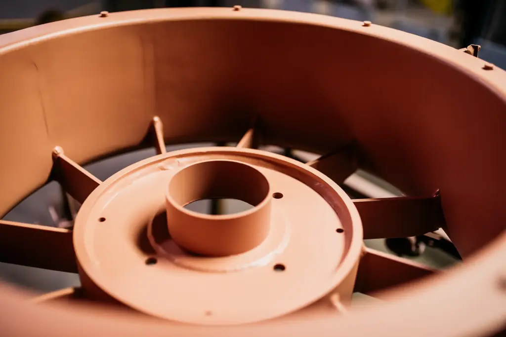 Close-up van een metalen onderdeel, mogelijk onderdeel van een gelaste assemblage.