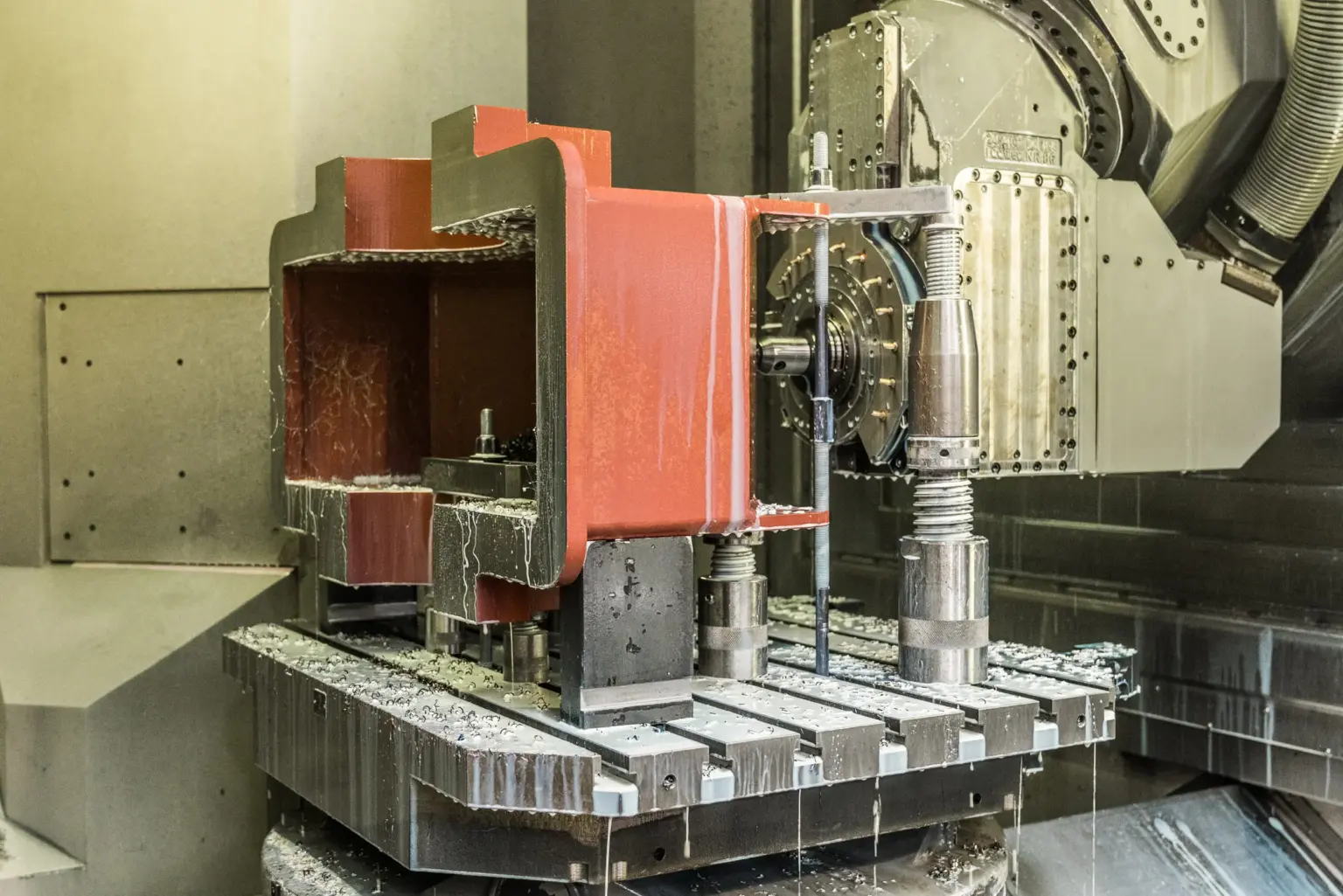 Mechanische bewerking van een groot CNC-onderdeel op een CNC-bewerkingscentrum bij de contractfabrikant SPALECK