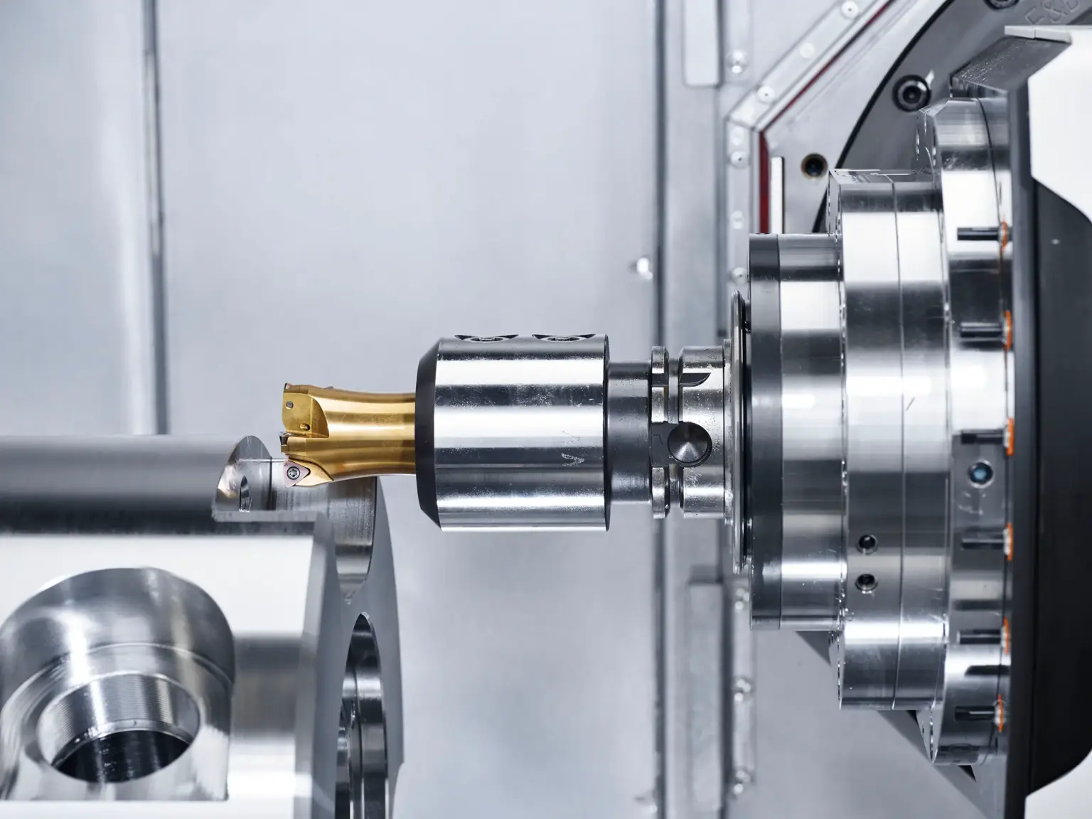 CNC-machine bewerkt metalen onderdelen, met de nadruk op precisiedraaiwerk.