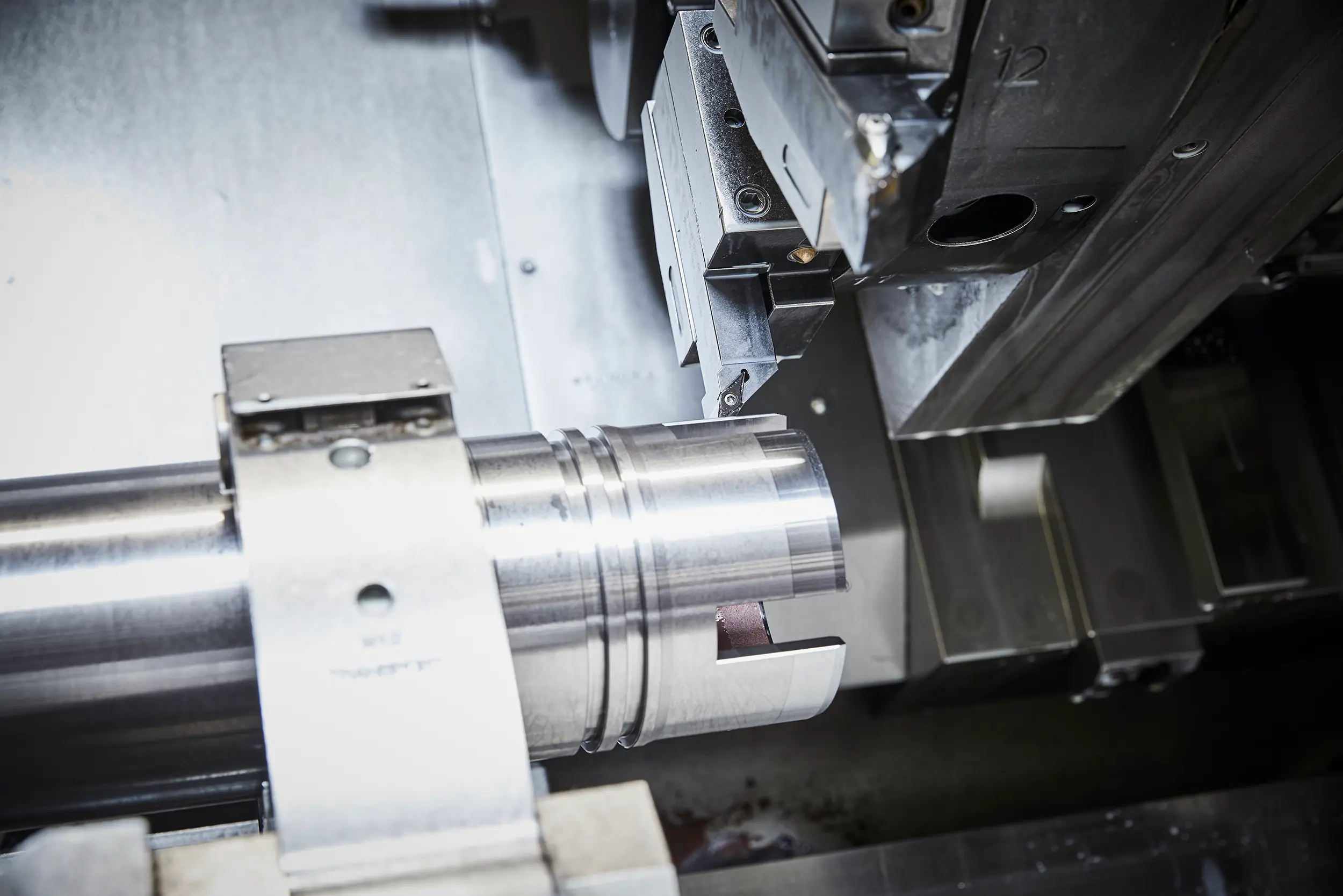 Detailfoto van de productie van een CNC-gedraaid onderdeel bij loonfabrikant SPALECK; hier een blik in de ultramoderne draaibank