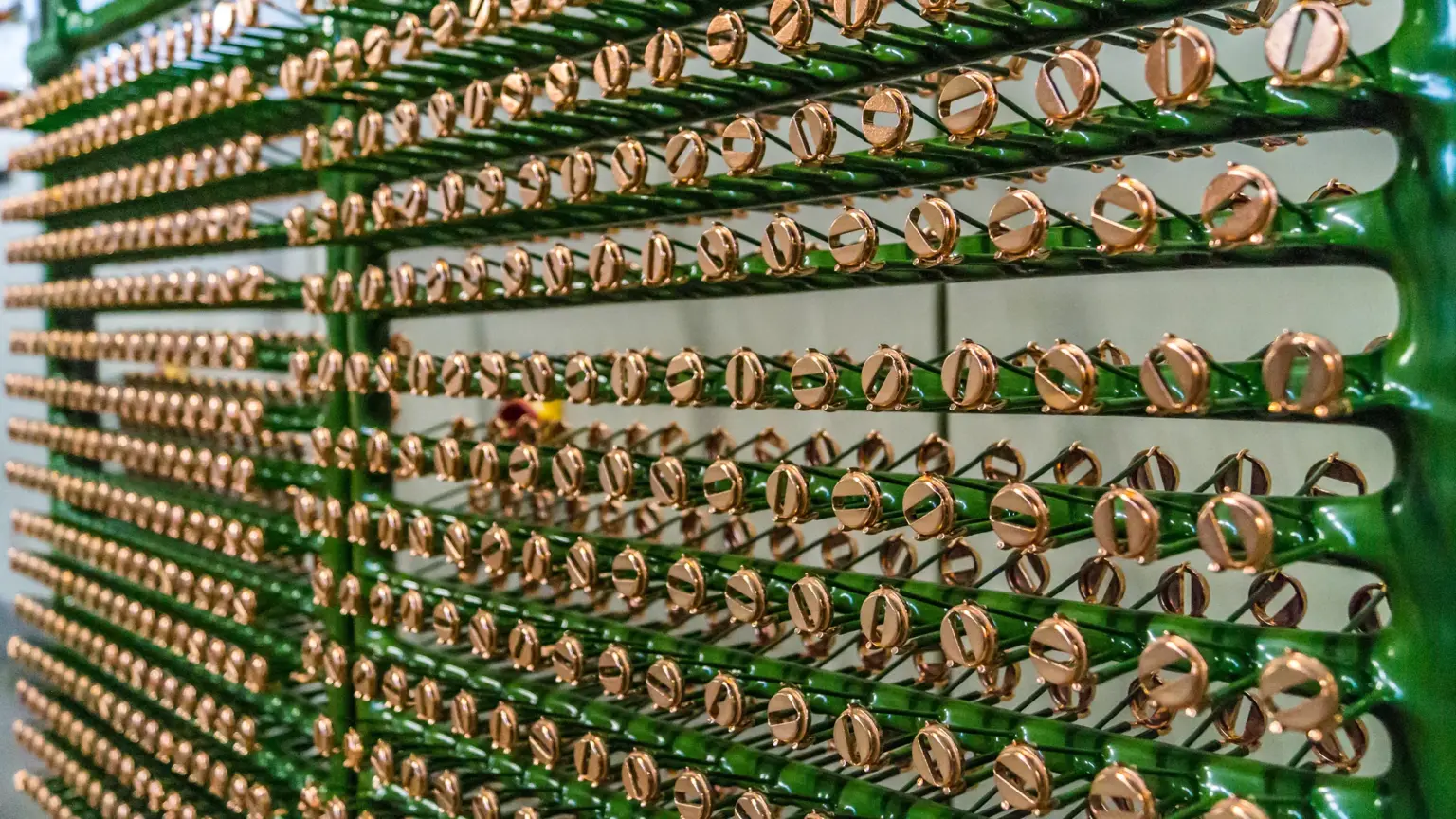 Galvaniseren van massaproducten bij SPALECK – hier de voorbereiding op de rekken