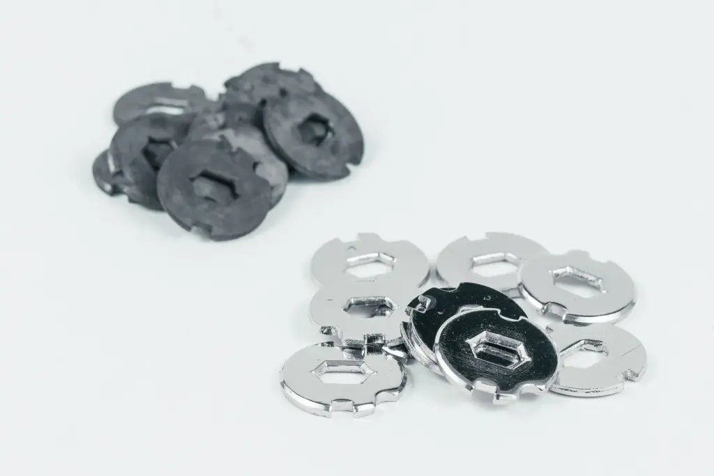 Metalen onderdelen voor en na het glijslippen; links onbewerkt, rechts gepolijst.
